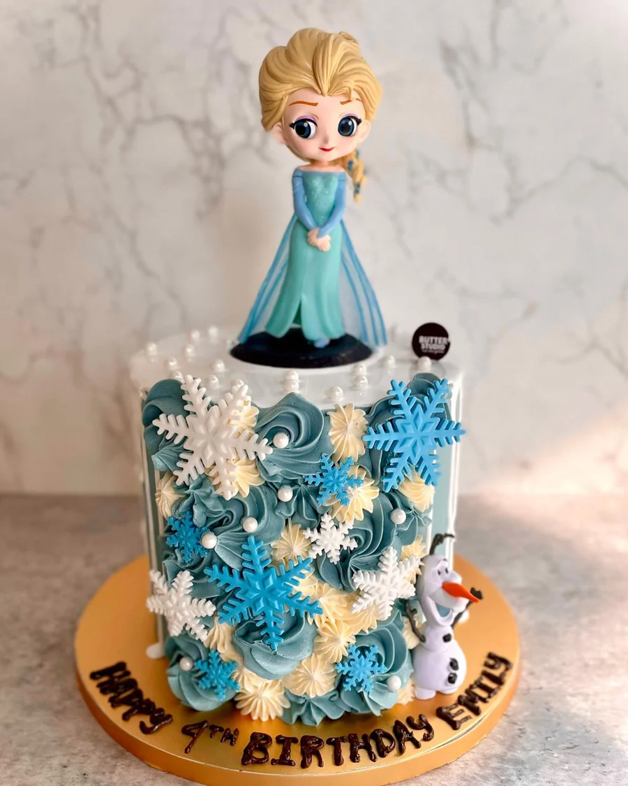 Frozen birthday cake with Elsa, Olaf and blue and white snowflake decorations