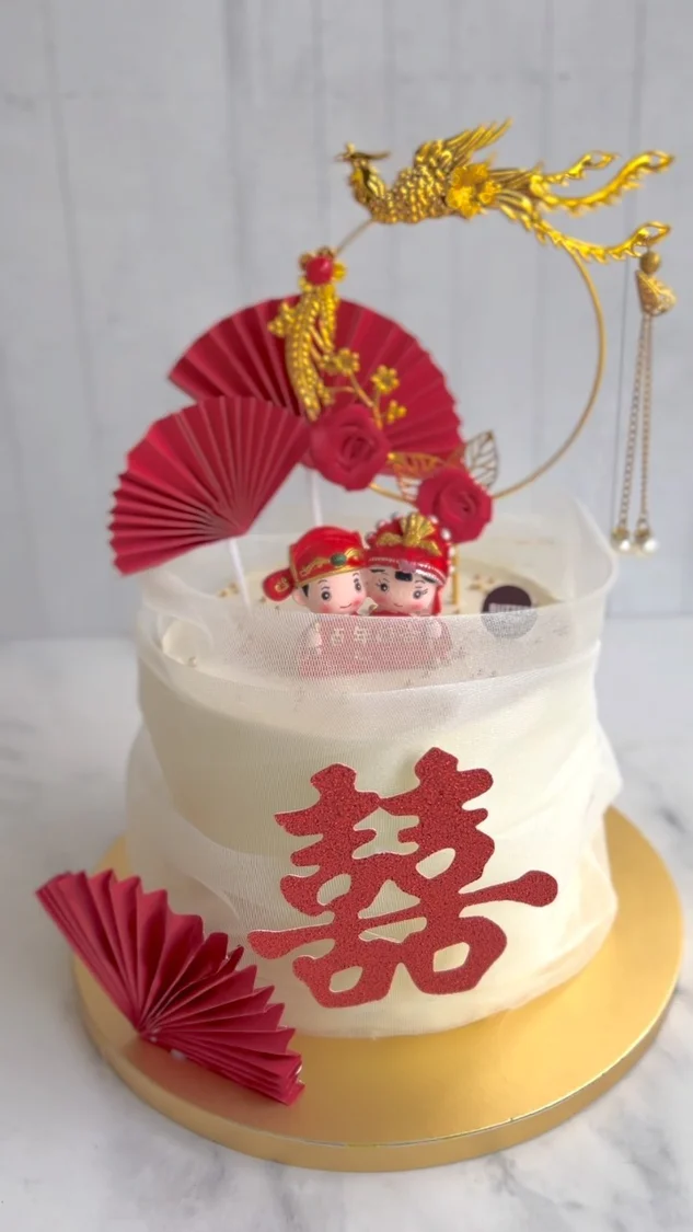 White wedding cake with red double happiness decorations
